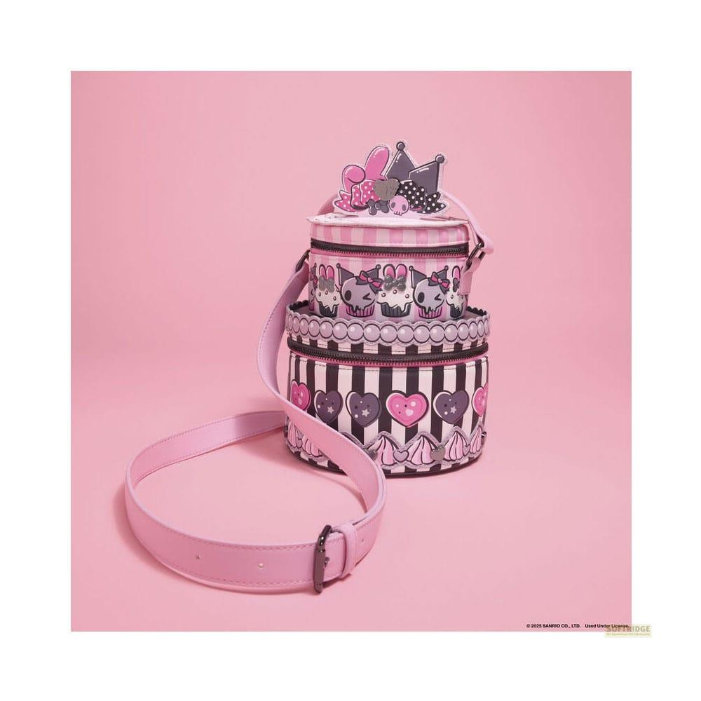 Bolso rosa con forma de pastel, con cupcakes y corazones, sobre fondo rosa.