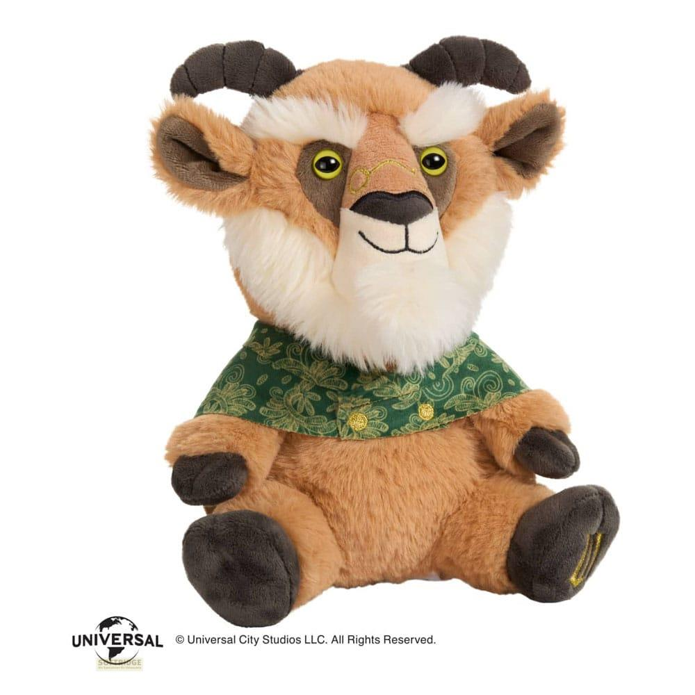 Un zorro de peluche marrón con cuernos y capa verde se sienta.