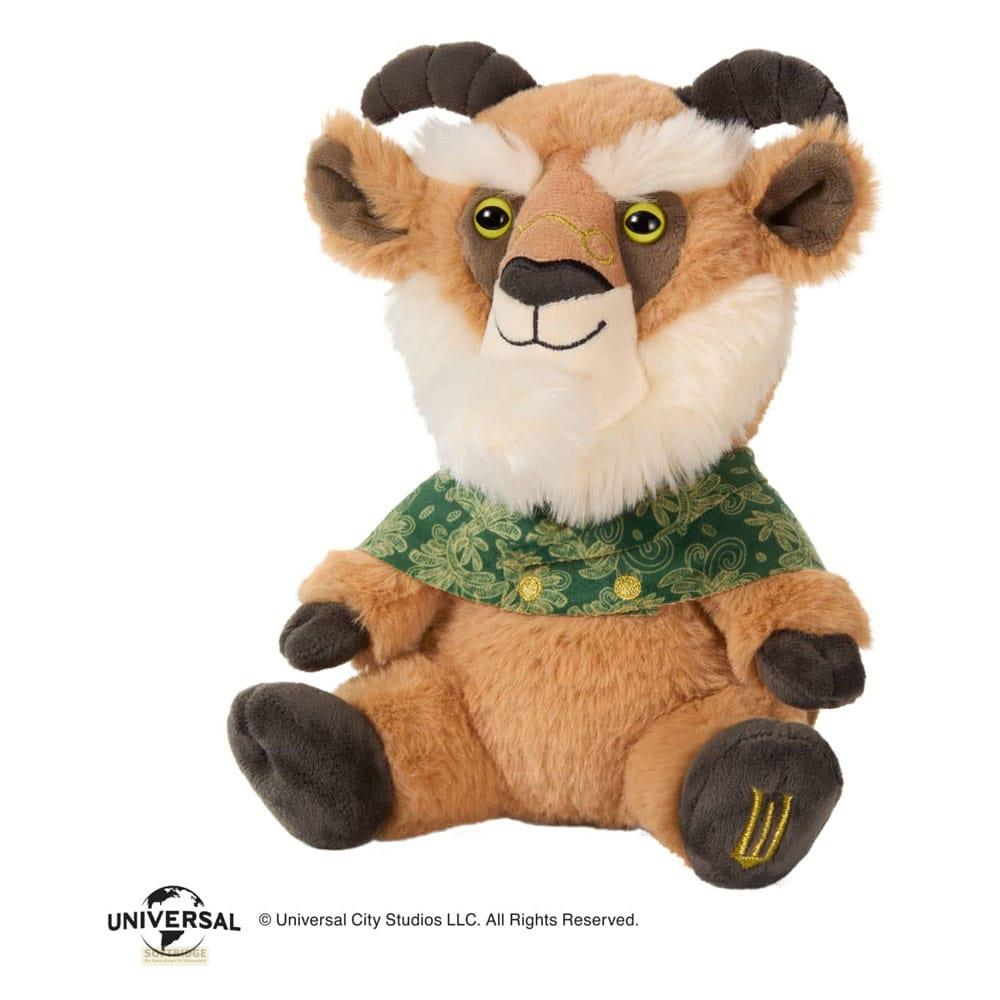 Un peluche marrón con cuernos, ropa verde y ojos amarillos se sienta.