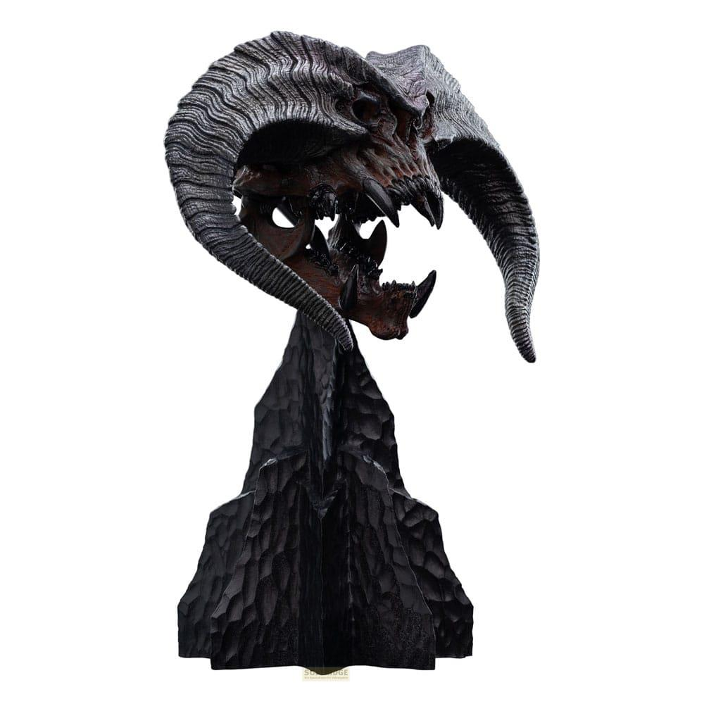 Cráneo demoníaco oscuro y detallado con cuernos sobre un pedestal negro.