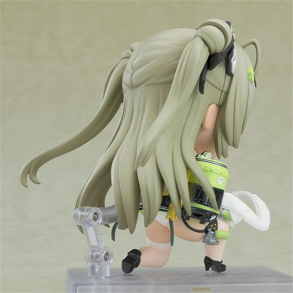 Una figura con capelli verde chiaro, in ginocchio su una gamba. Indossa abiti bianchi e accessori verdi.
