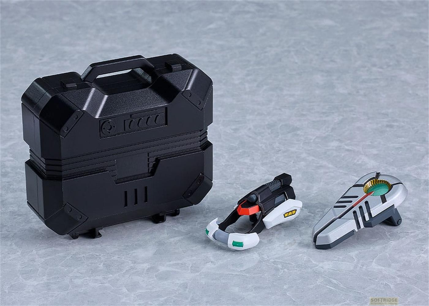 Une mallette noire avec deux armes futuristes sur fond marbré.