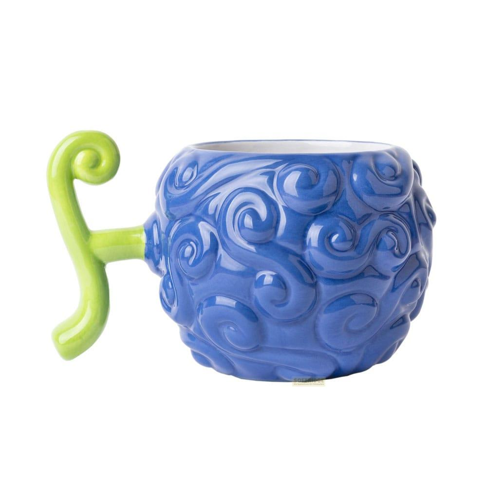 Una taza azul con un asa verde neón rizada, parecida a una fruta del diablo.