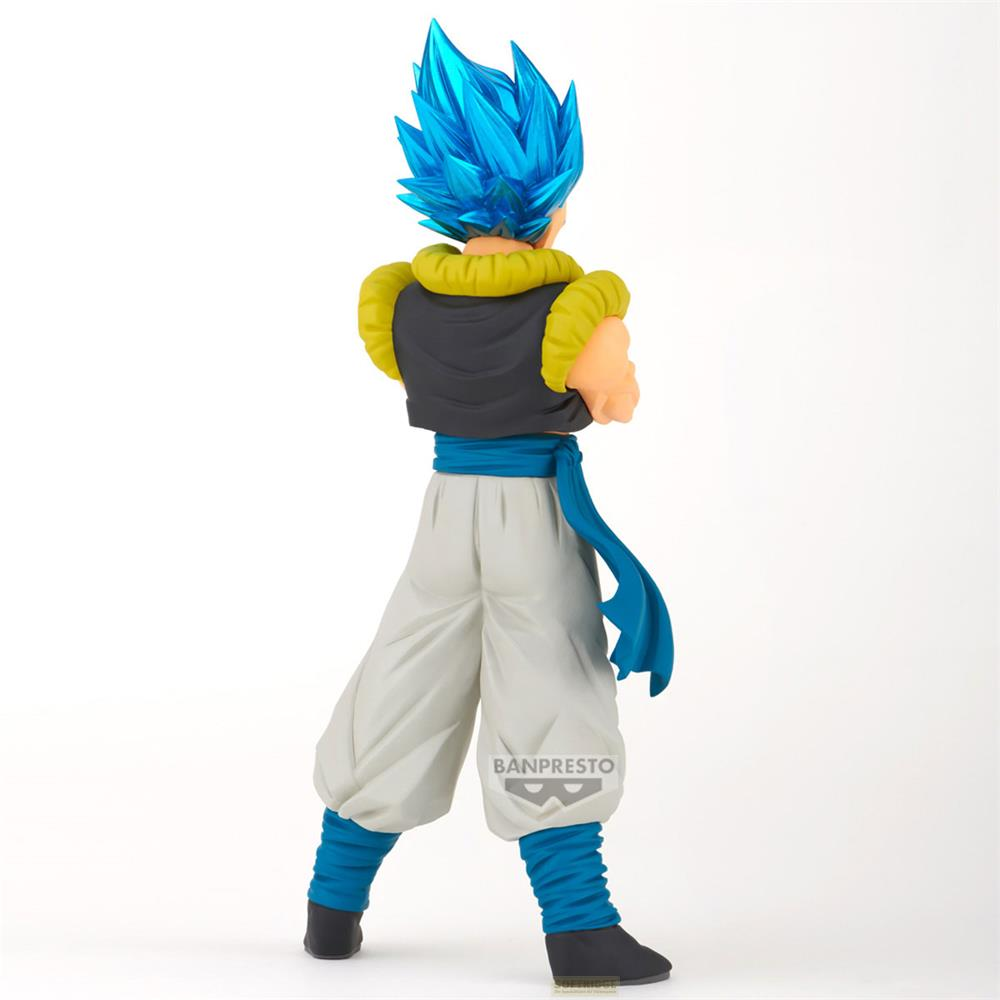 Una figura con pelo azul, chaleco negro, acolchado amarillo y pantalones grises.