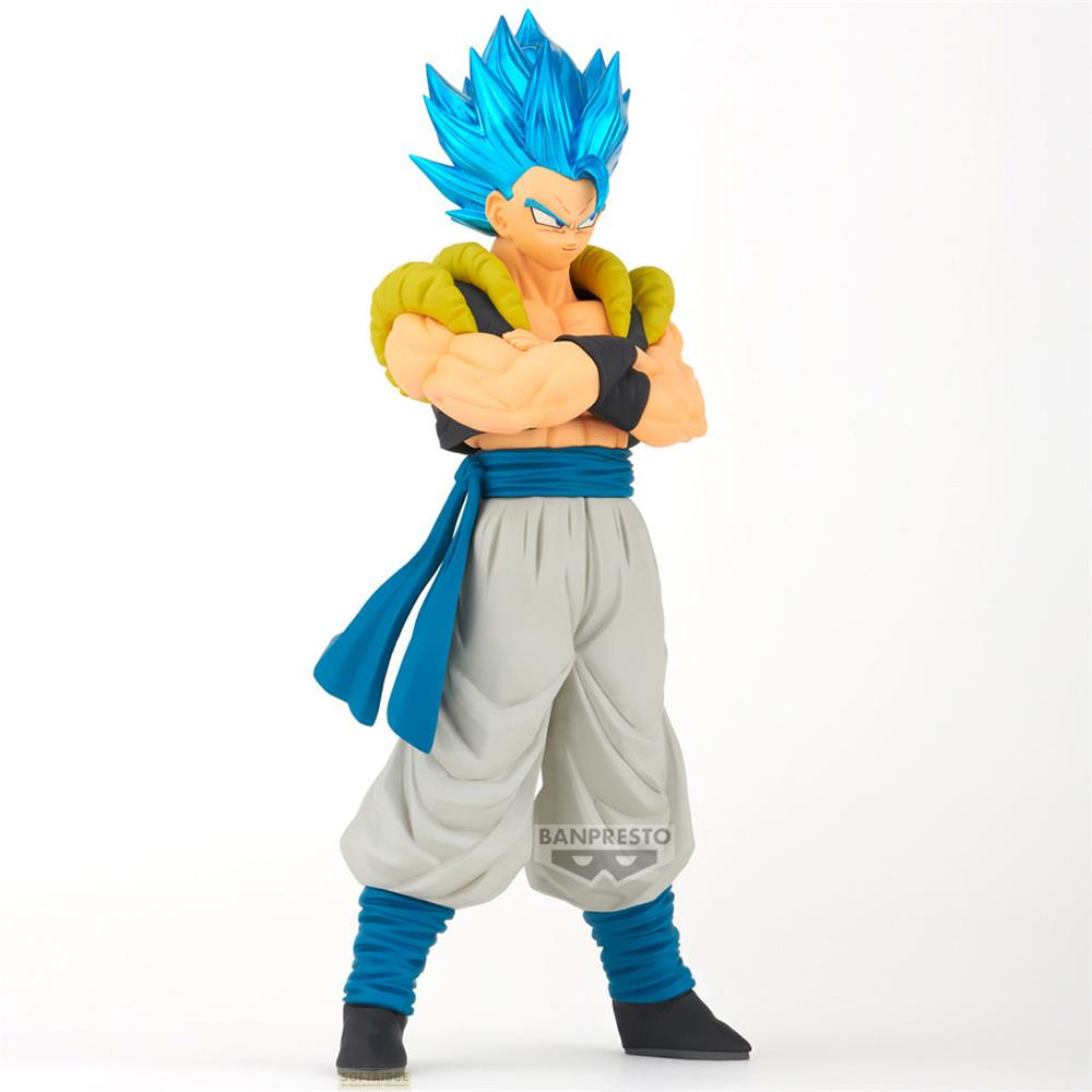 Figura de Gogeta con cabello azul y hombreras amarillas, de pie con los brazos cruzados.
