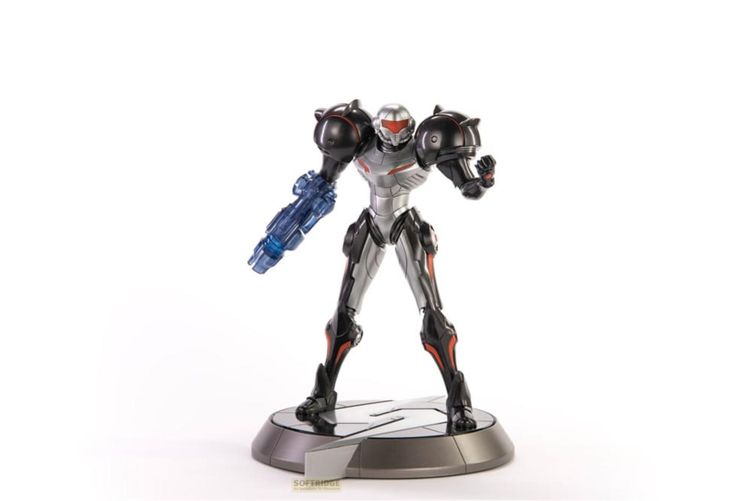 Eine detaillierte Figur eines Roboters mit silbernem und schwarzem Anzug, der eine blaue Waffe hält.