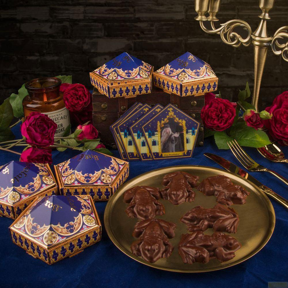 Rane di cioccolato su vassoio con scatole di Harry Potter e rose.