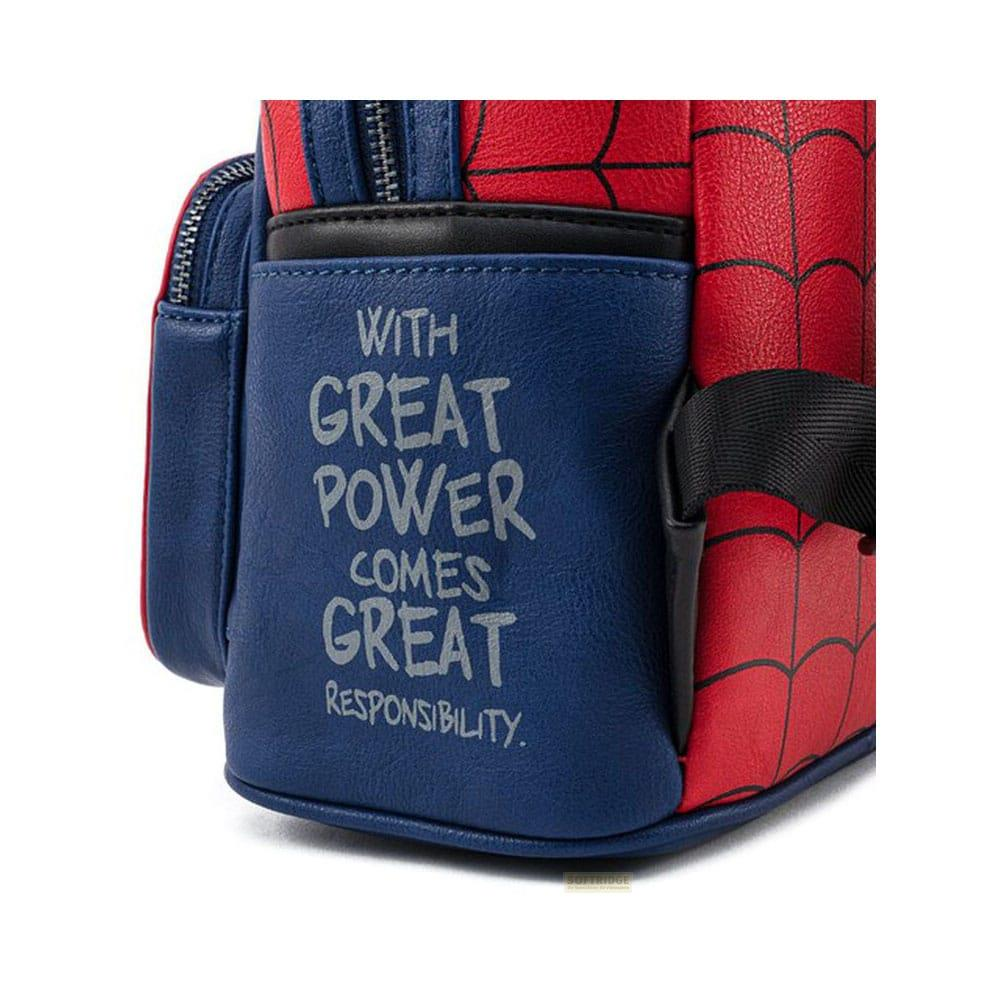Mochila roja con patrón de tela de araña y bolsillo lateral azul con la frase Un gran poder conlleva una gran responsabilidad.