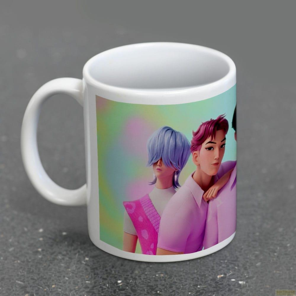 Taza con tres personas animadas en tonos pastel, la de la izquierda tiene pelo azul.