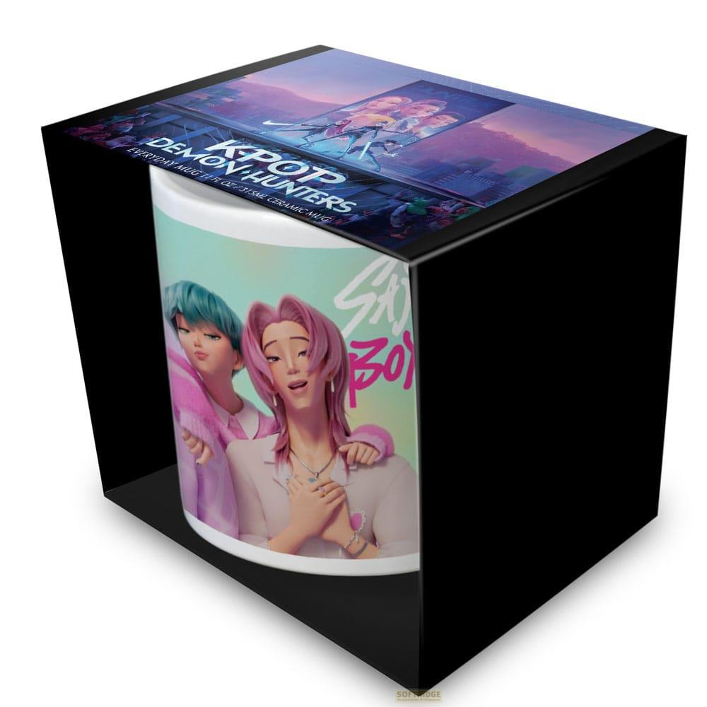 Una taza de cerámica blanca con personajes de anime y texto Kpop Demon Hunters en una caja negra.
