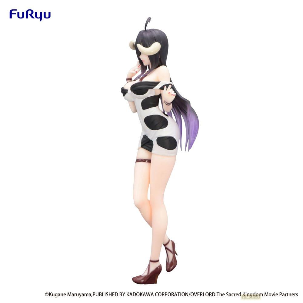 Figura de mujer con vestido de estampado de vaca, cuernos y pelo morado.