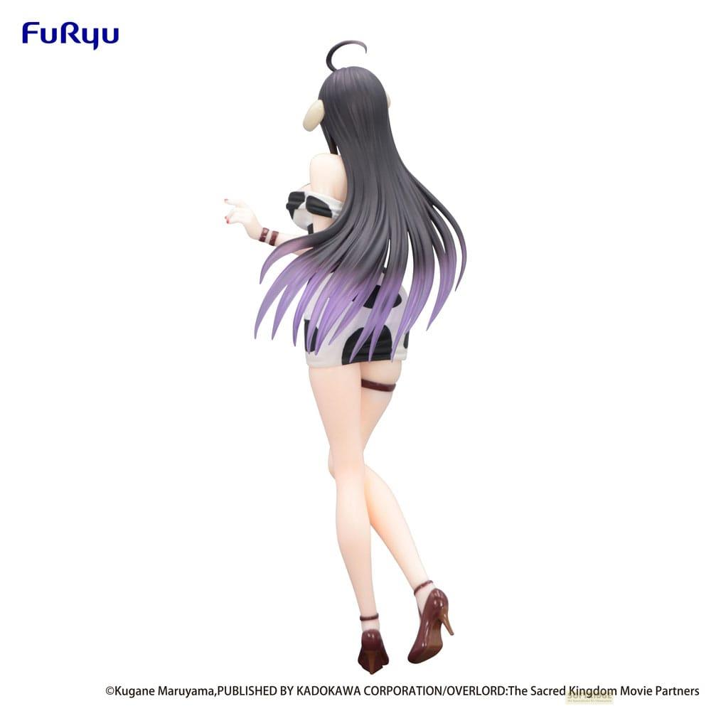 Figura anime con pelo negro, vestido estampado de vaca y puntas moradas.