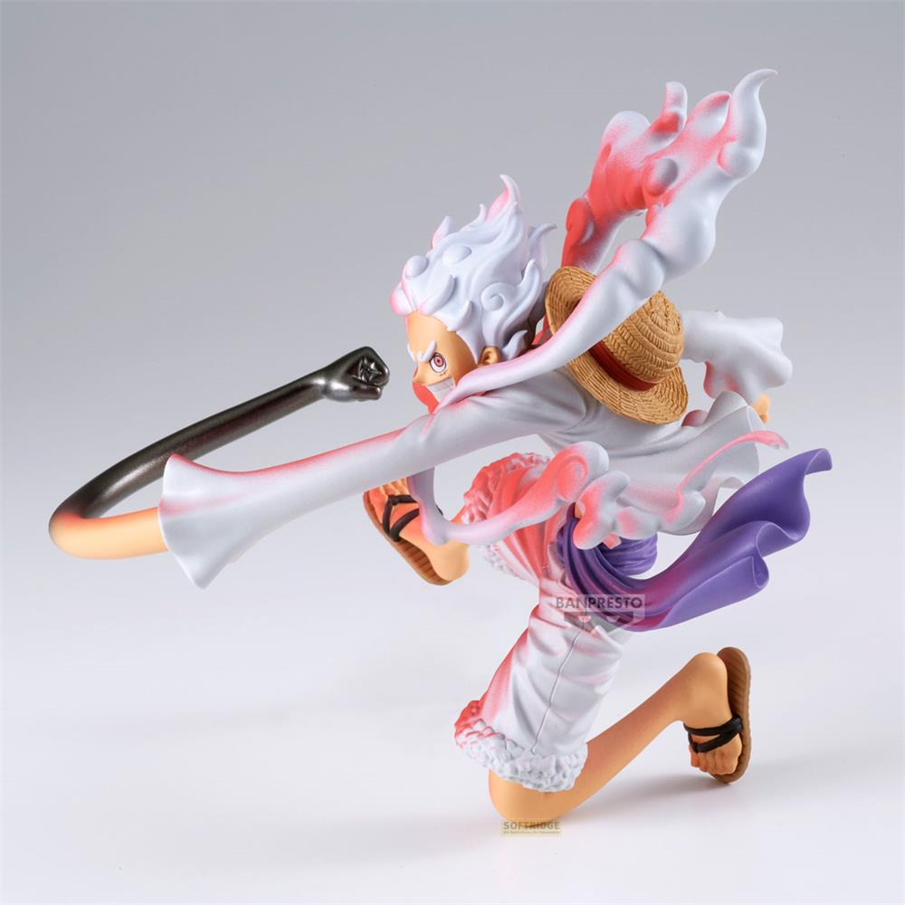 Una figura de Luffy con traje blanco, pelo blanco y detalles rojos.