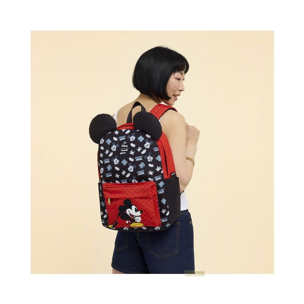 Una mochila con diseño de Mickey Mouse, llevada por una persona.