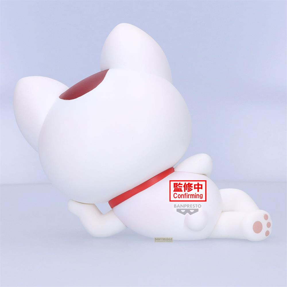 Una figura blanca con acentos rojos yace sobre un fondo claro.