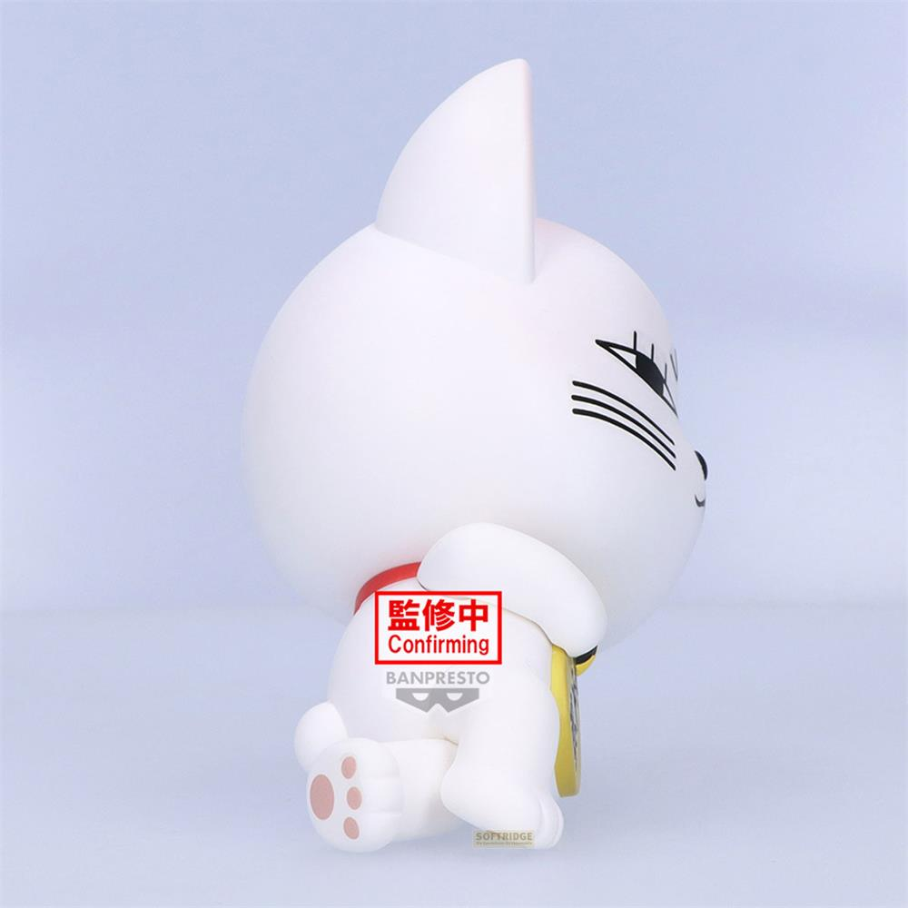 Una figura blanca de gato Maneki-neko con detalles rojos y amarillos.