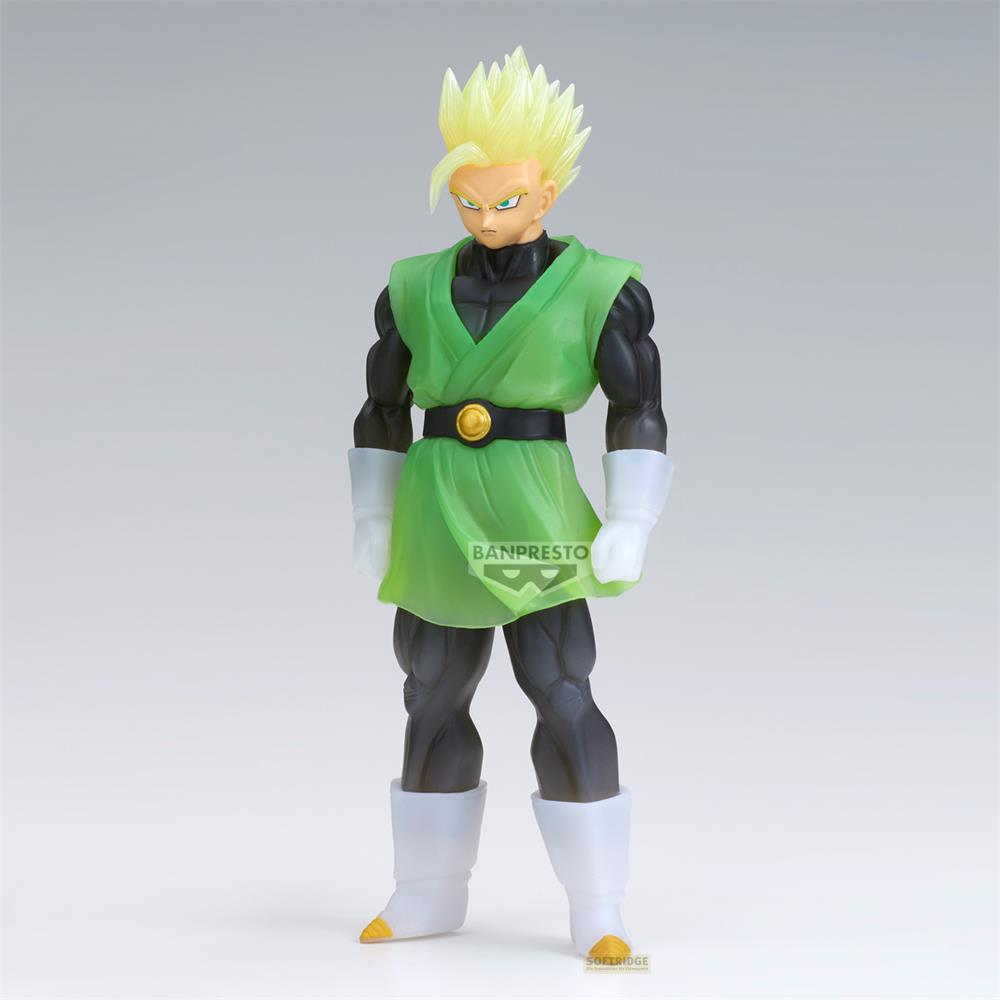Una figura con pelo amarillo y top verde está de pie sobre fondo gris.