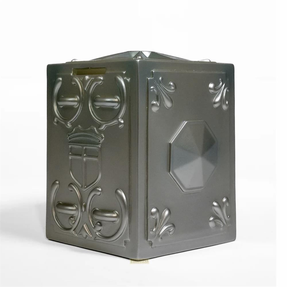 Hucha plateada con escudo en relieve y detalles ornamentados sobre fondo blanco.
