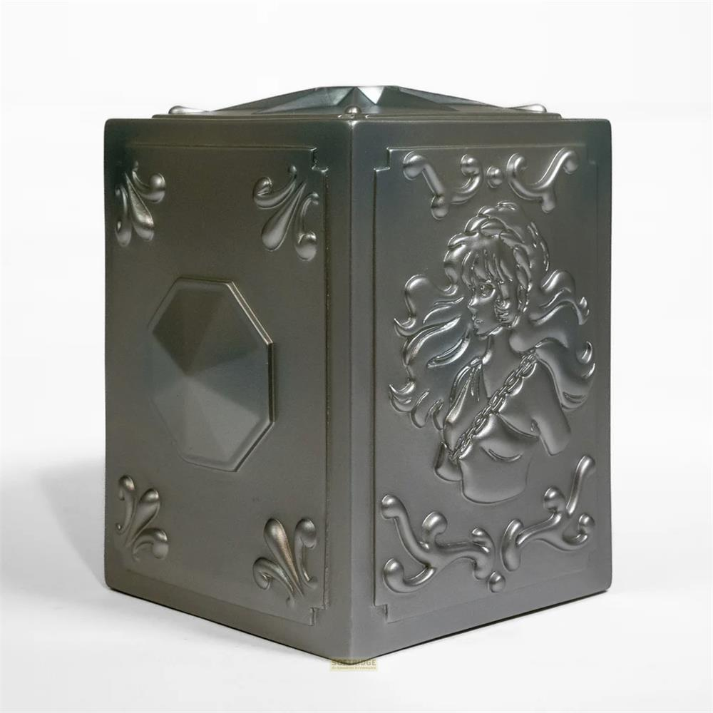 Caja gris con cabeza de mujer en relieve y adornos en todos los lados.