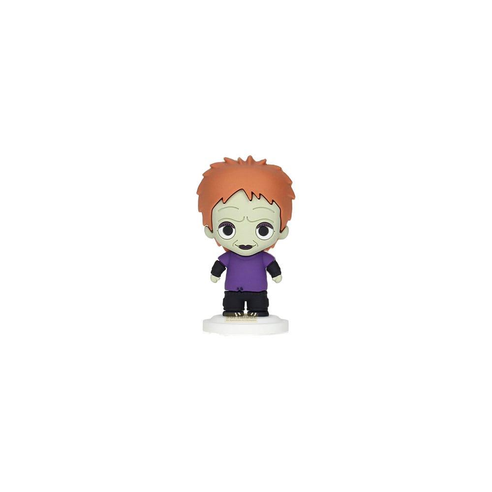 Una figura pequeña con pelo naranja, camisa morada y pantalones negros.