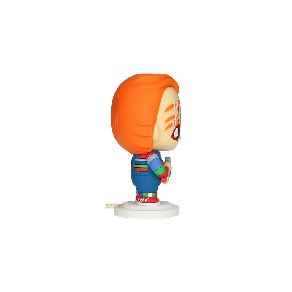 Muñeco Chucky con pelo naranja, peto azul, sosteniendo un cuchillo.