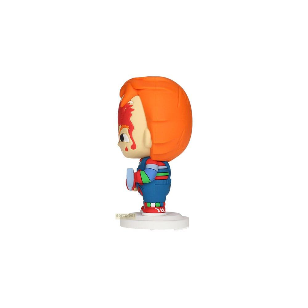 Muñeco Chucky con pelo naranja, mono azul y base blanca.