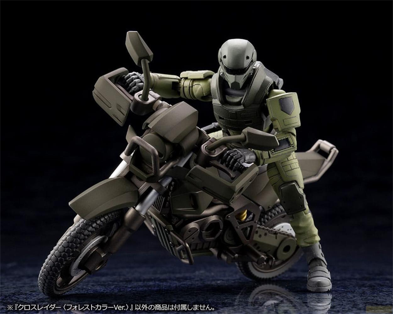 Une figurine blindée verte monte une moto sombre sur fond noir.