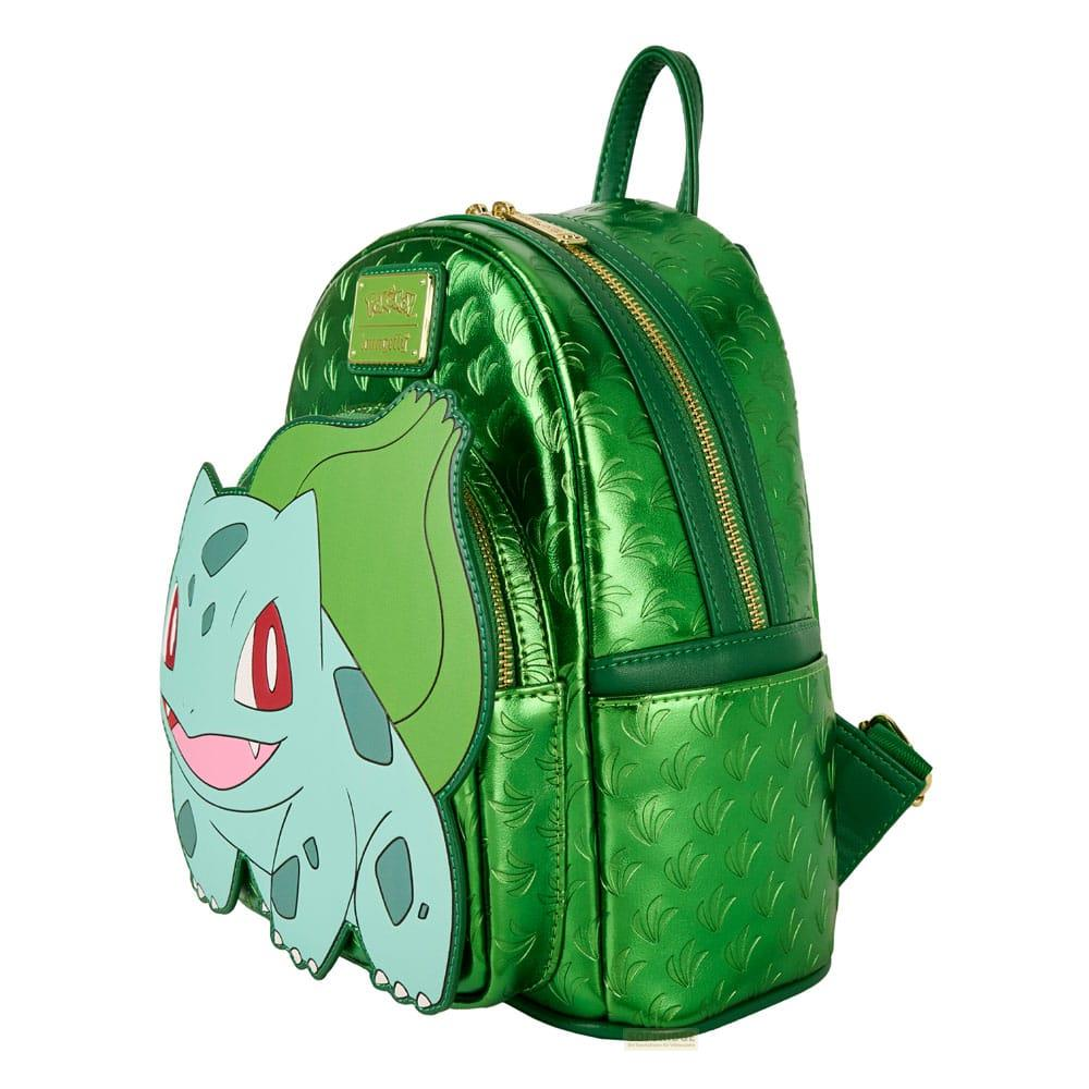 Una mochila verde con diseño de Bulbasaur y estampado de hojas.