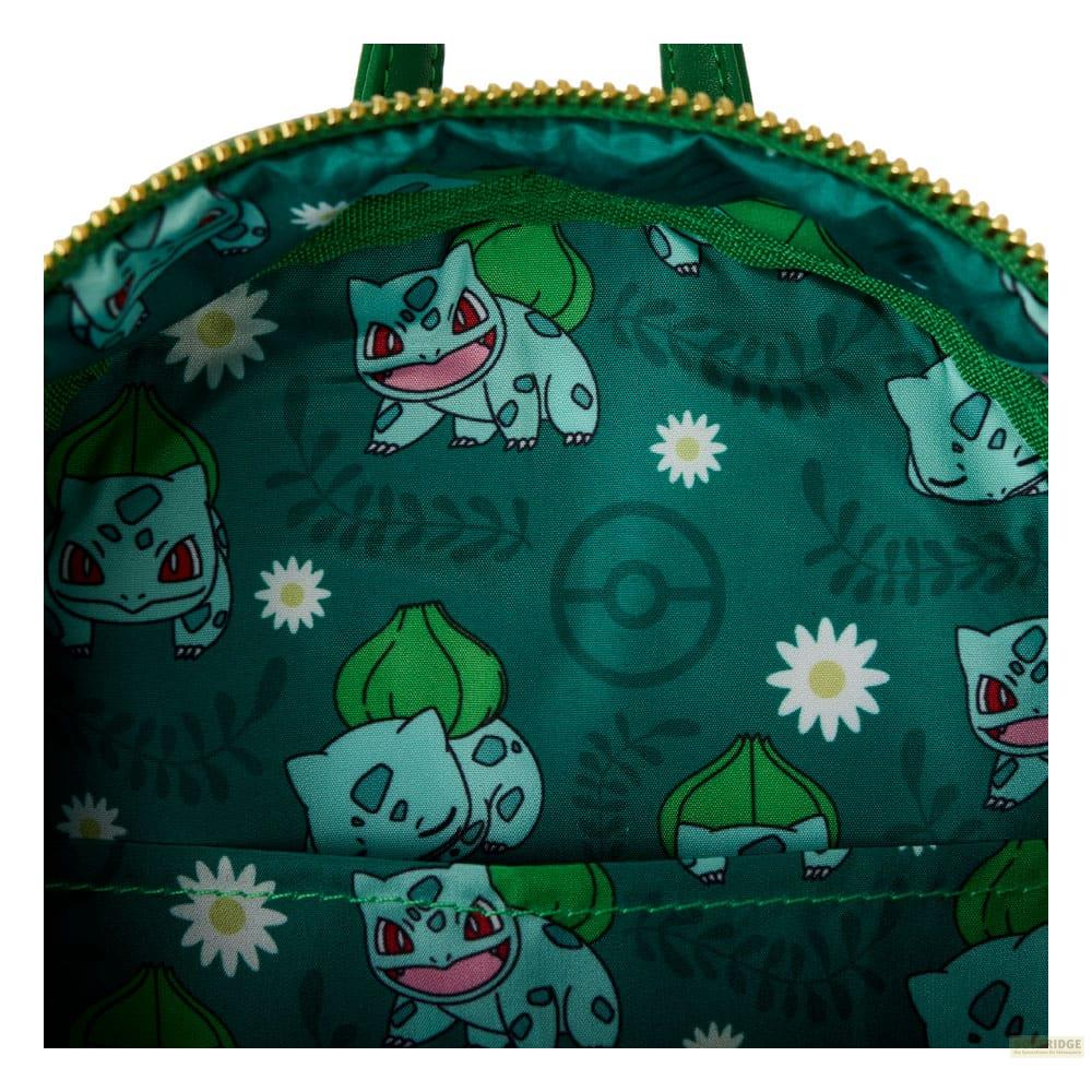 Interior verde de mochila con estampado de Bulbasaur y margaritas blancas.