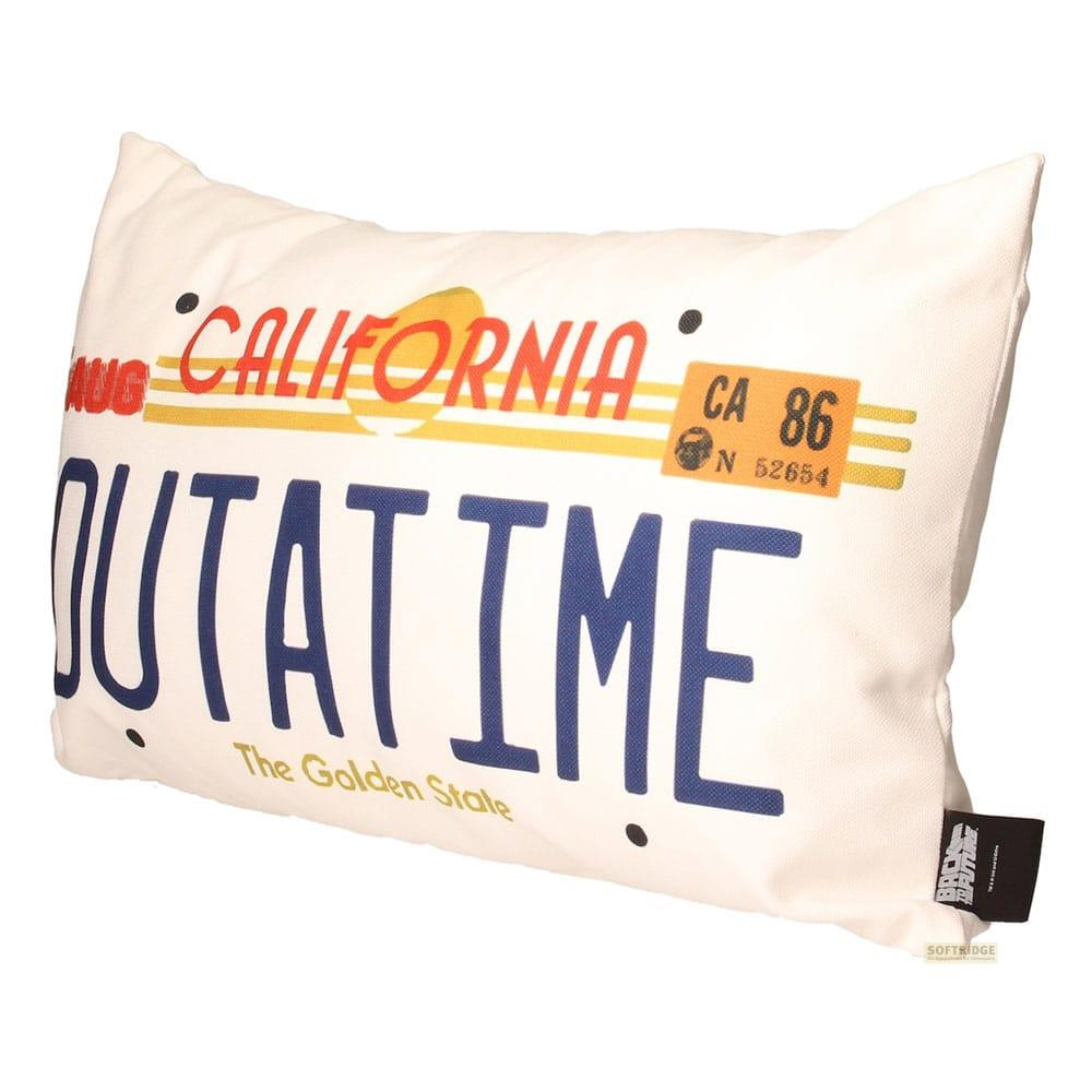 Un cojín con "CALIFORNIA" y "OUTATIME" impreso, parecido a una matrícula.