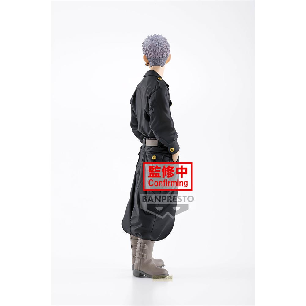 Figura de hombre con uniforme negro y botas grises sobre fondo blanco.