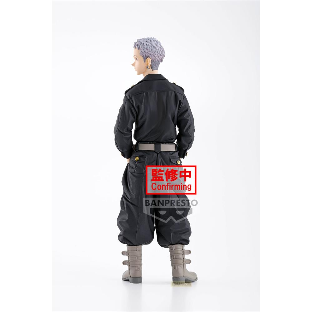 Una figura con pelo gris, uniforme negro, con marcas rojas y blancas.