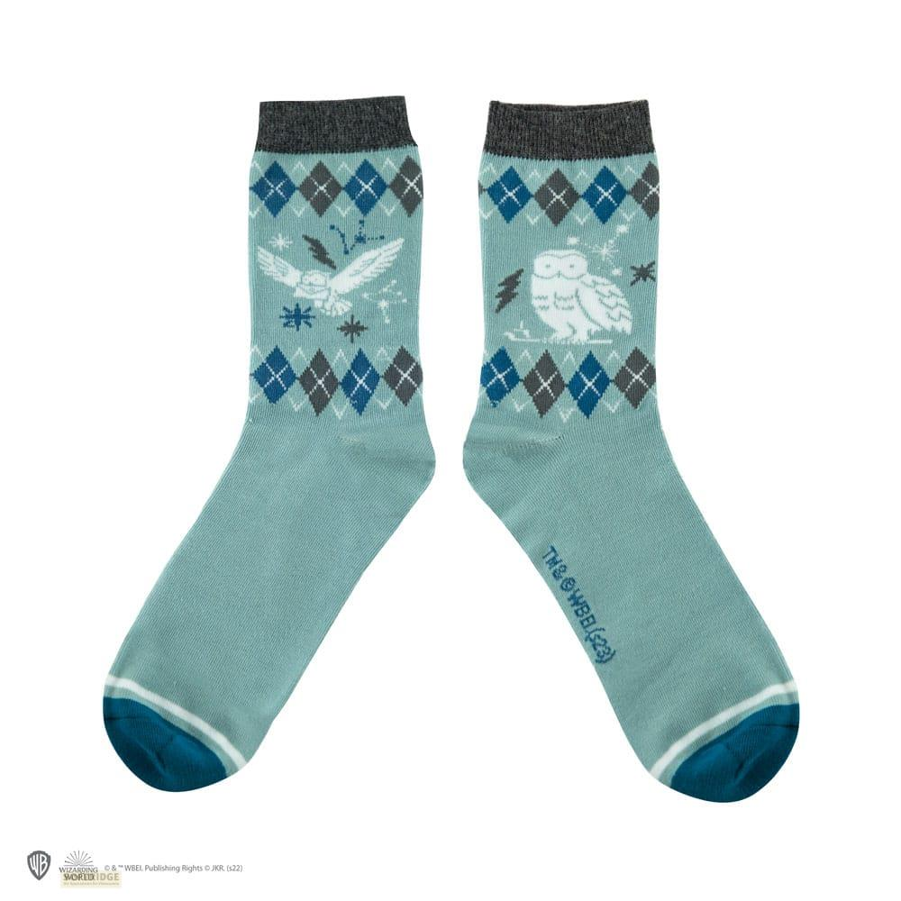 Hellblaue Socken mit grauem Muster und Eulenmotiv.