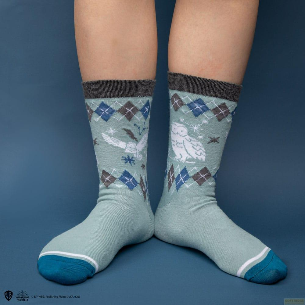 Hellblaue Socken mit Eulenmuster und Rautenmuster. Dunkelgrauer Bund.