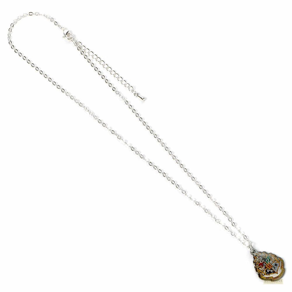 Collar de plata con colgante en forma de escudo que muestra cuatro escudos.