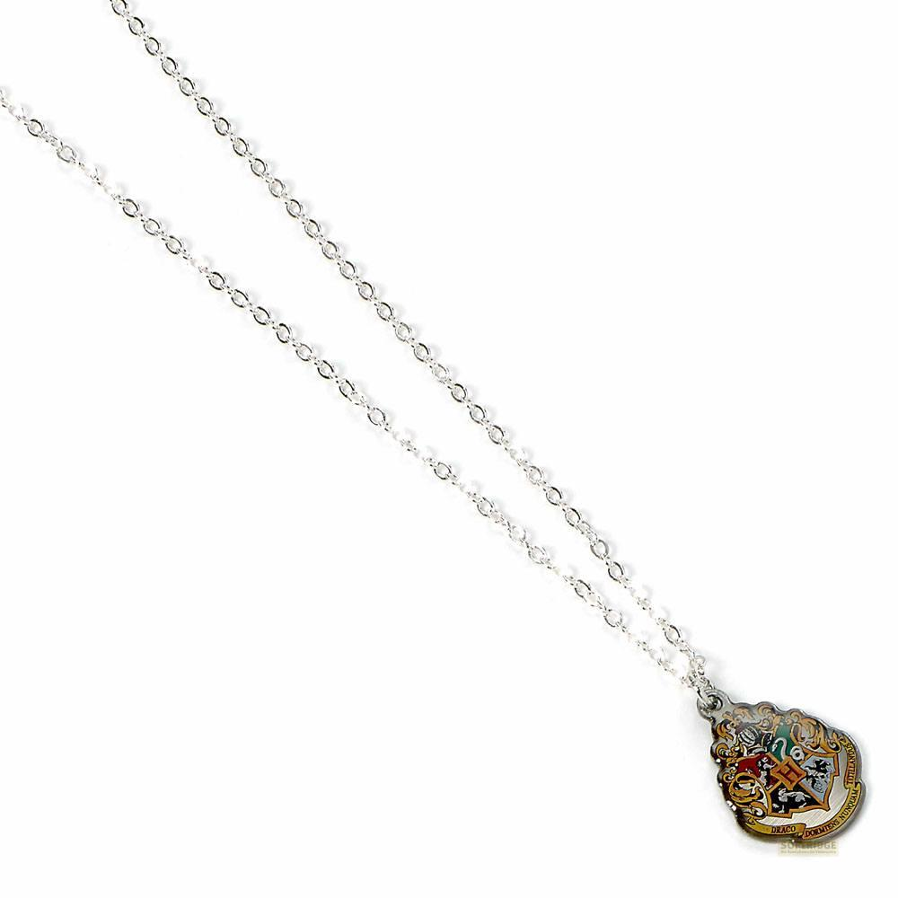 Un collar de cadena plateada con un colgante del escudo de Hogwarts.