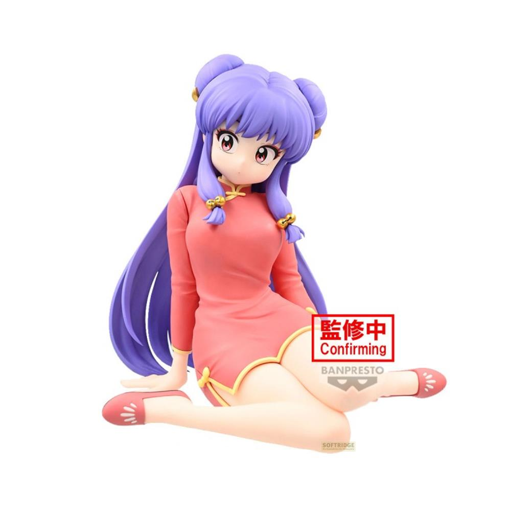Anime-Figur mit lila Haaren, pinkem Kleid, sitzender Pose, weißem Hintergrund. Banpresto-Logo.