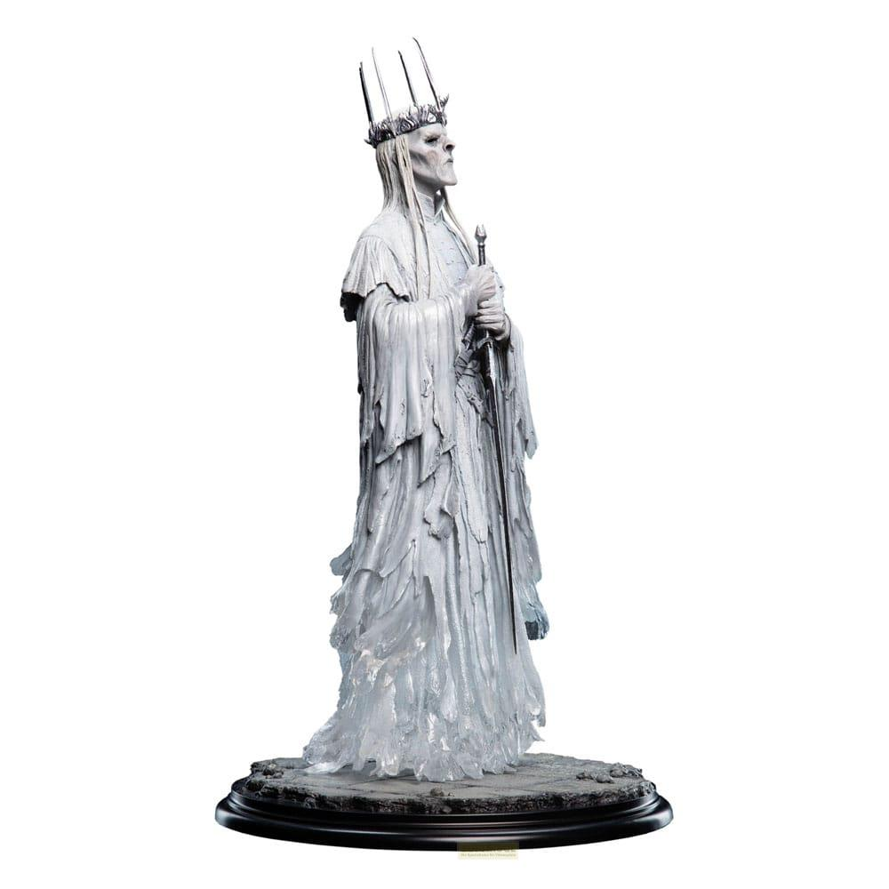 Una figura blanca con corona y espada está de pie sobre una base.