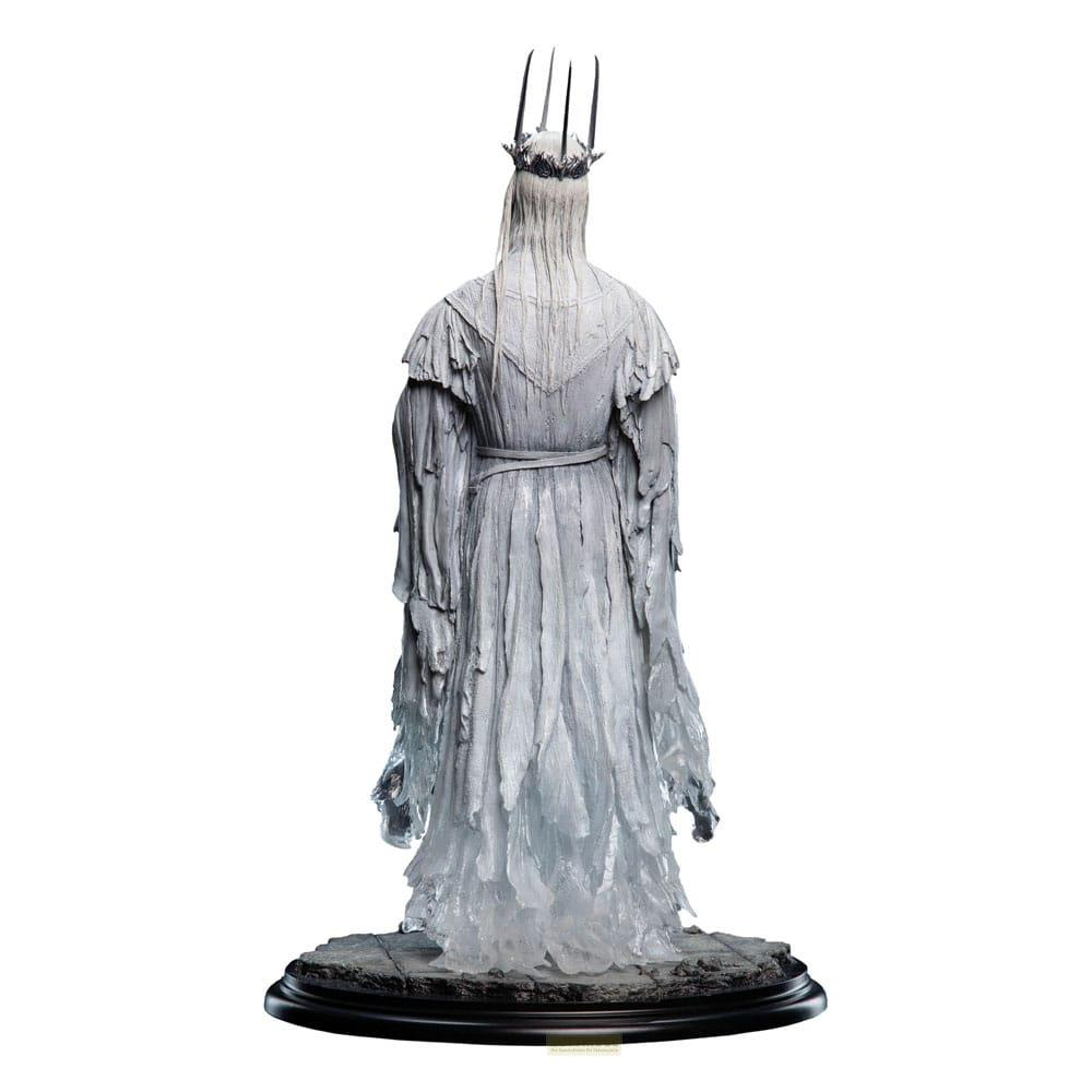 Una figura blanca y fantasmal con corona y pelo largo se alza sobre un pedestal.