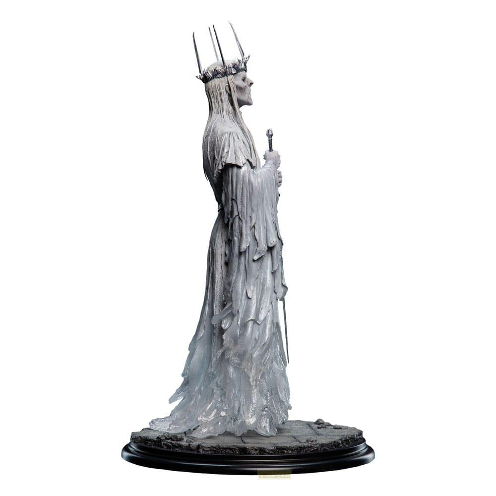 Una figura blanca con corona y espada se alza sobre un pedestal.