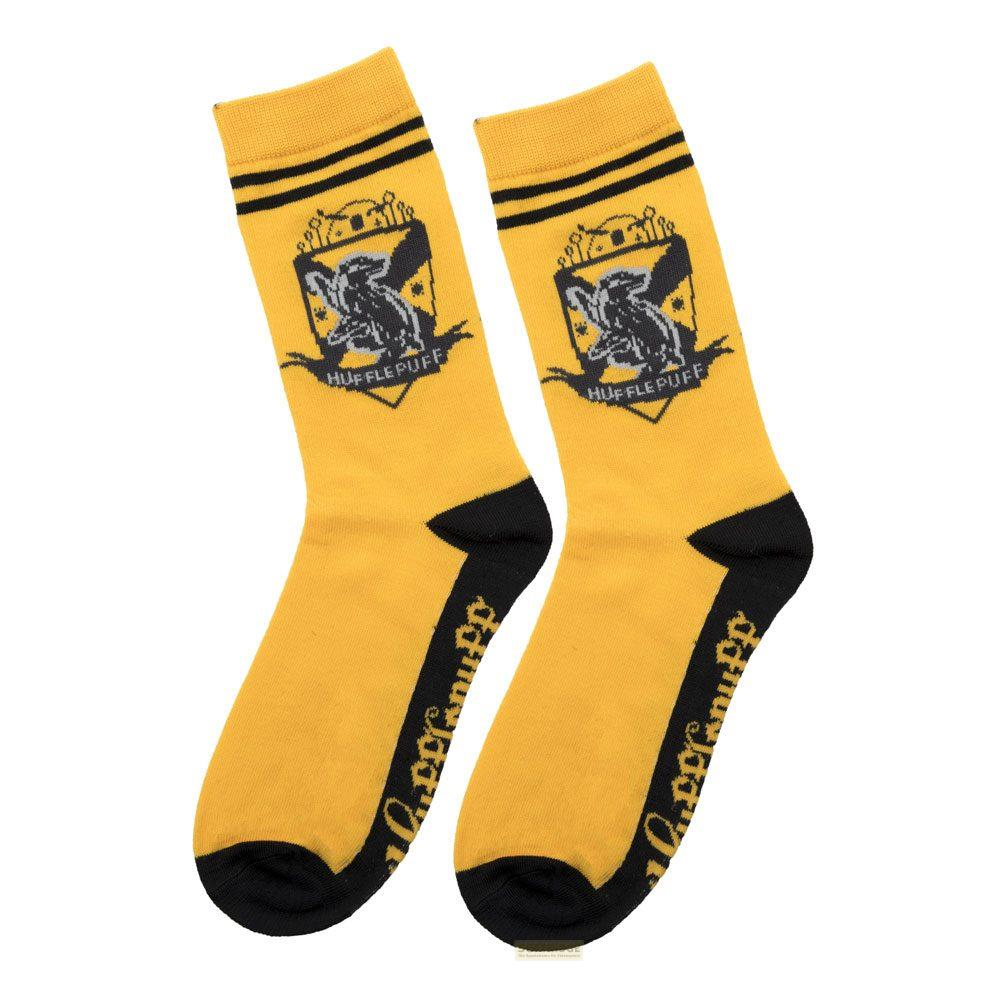 Zwei gelbe Socken mit Hufflepuff-Logo und schwarz-gelben Streifen.