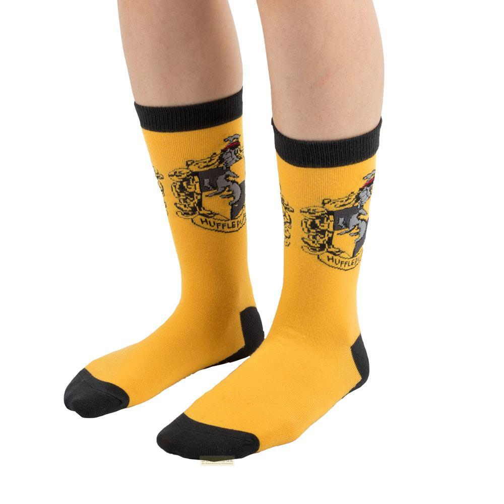 Gelbe Socken mit Hufflepuff-Abzeichen und schwarzen Akzenten an Zehen und Bündchen.