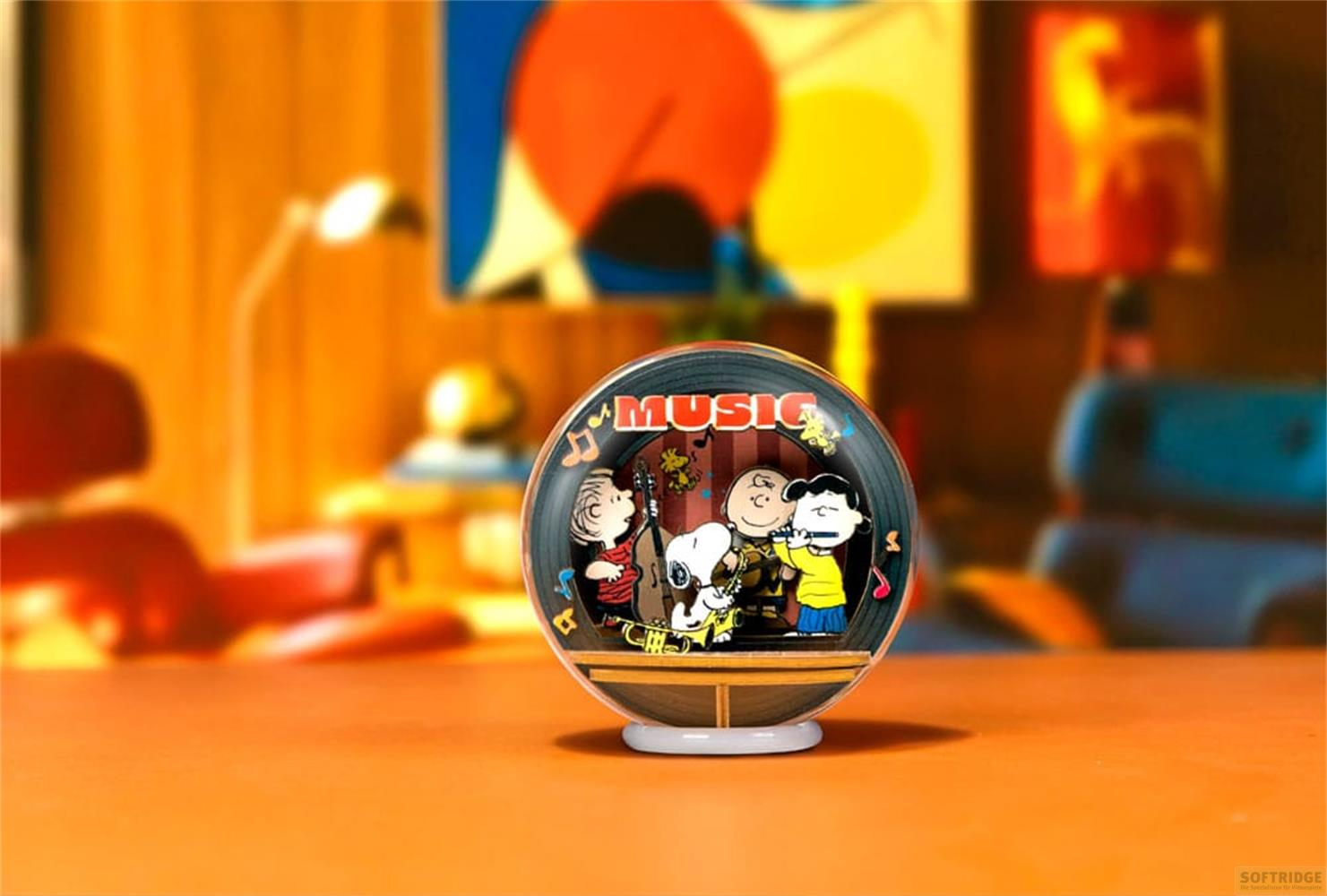 Personnages de Peanuts jouent de la musique dans une décoration ronde sur une table.