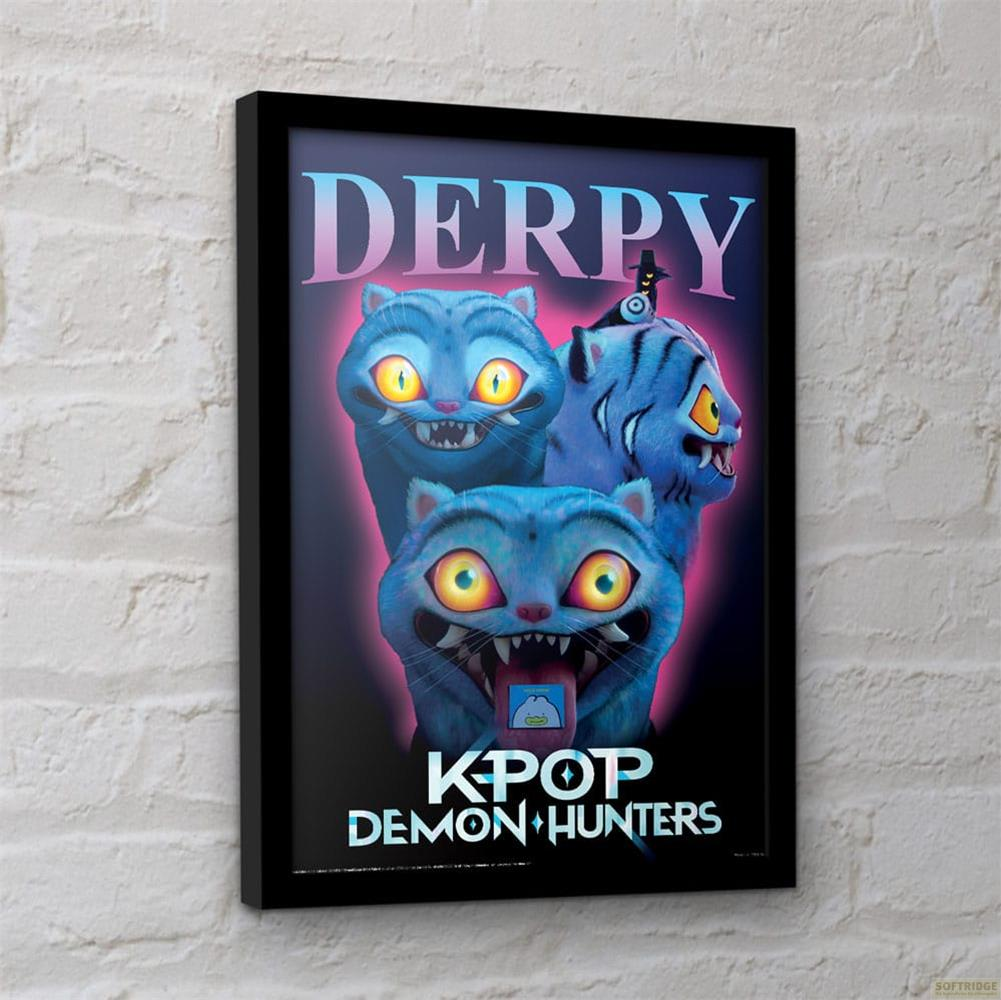 Tres gatos azules sonrientes con ojos amarillos en un póster que dice "DERPY KPOP DEMON HUNTERS".