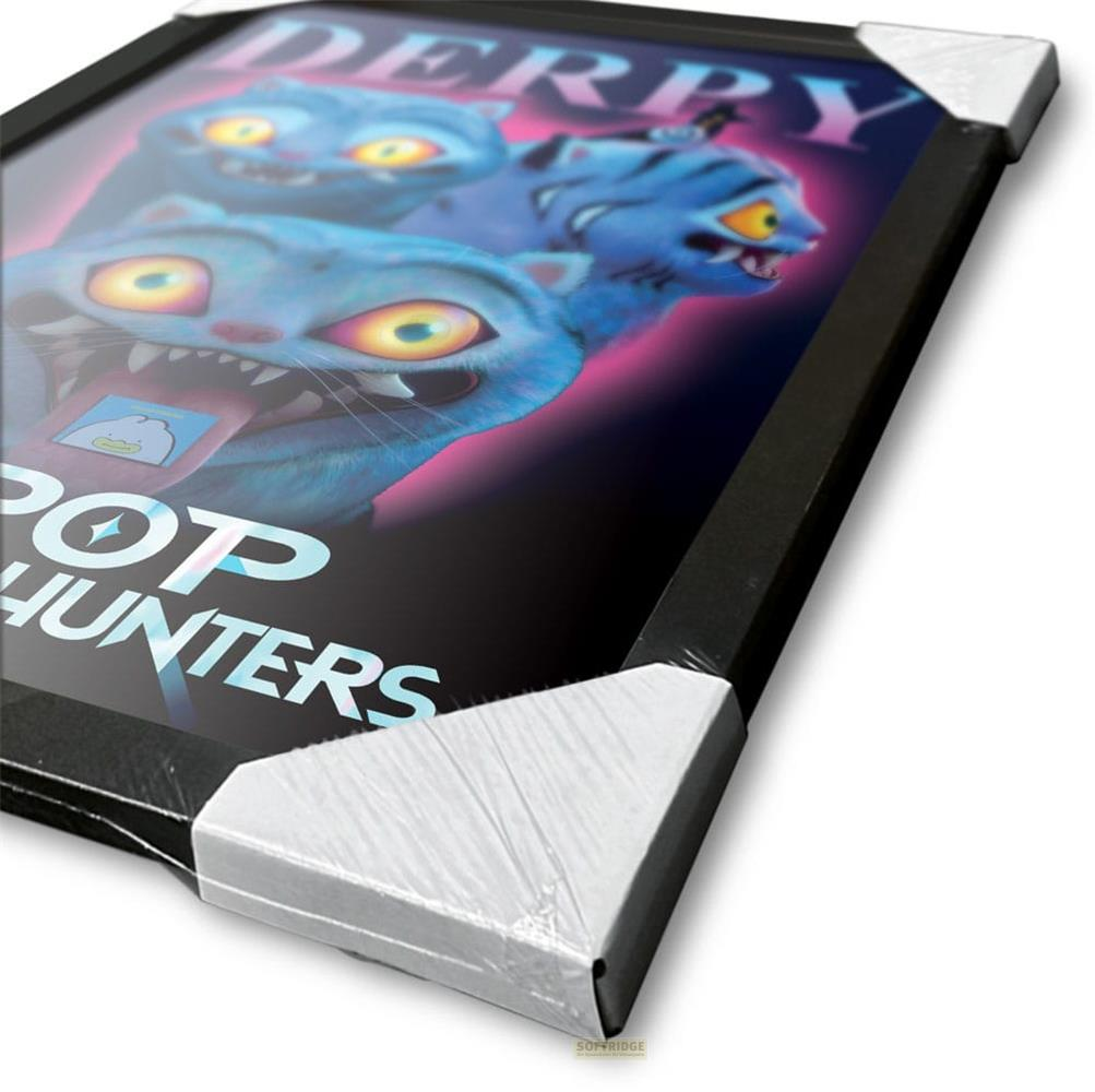 Póster enmarcado con tres gatos azules de dibujos animados y el título "DERPY POP HUNTERS".