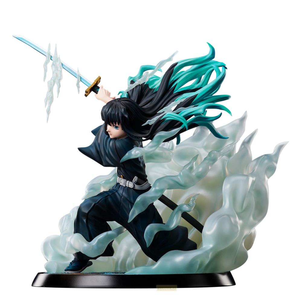 Statua di personaggio anime con capelli neri che brandisce una spada blu, circondata da fiamme blu e bianche.