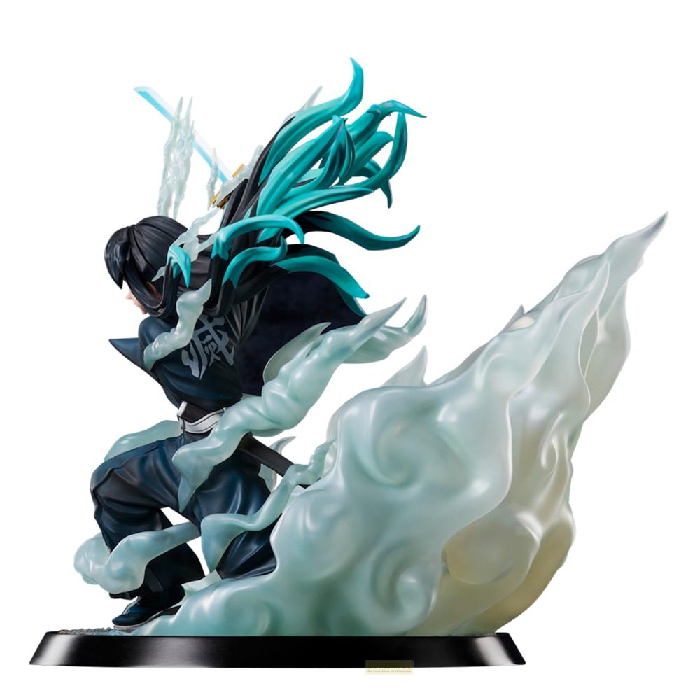 Statua di personaggio anime in abiti scuri con capelli turchesi ed effetti fumo.