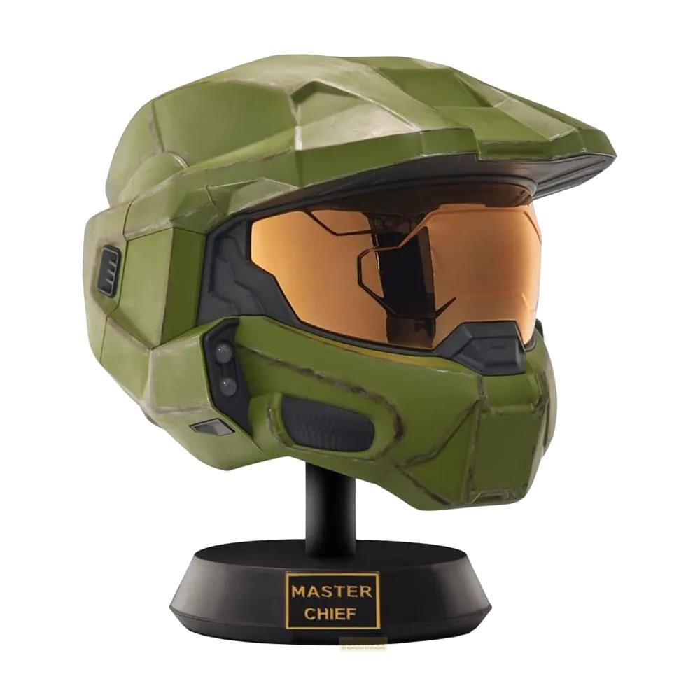 Grüne Master Chief-Helm-Replik auf einem schwarzen Ständer mit Namensschild.