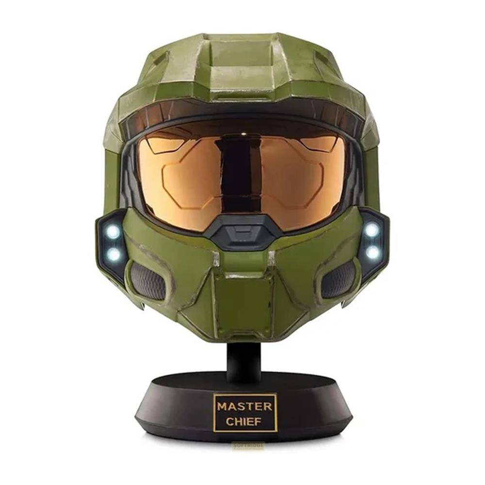 Grüne Master Chief-Helmkopie auf schwarzem Sockel mit Beleuchtung.