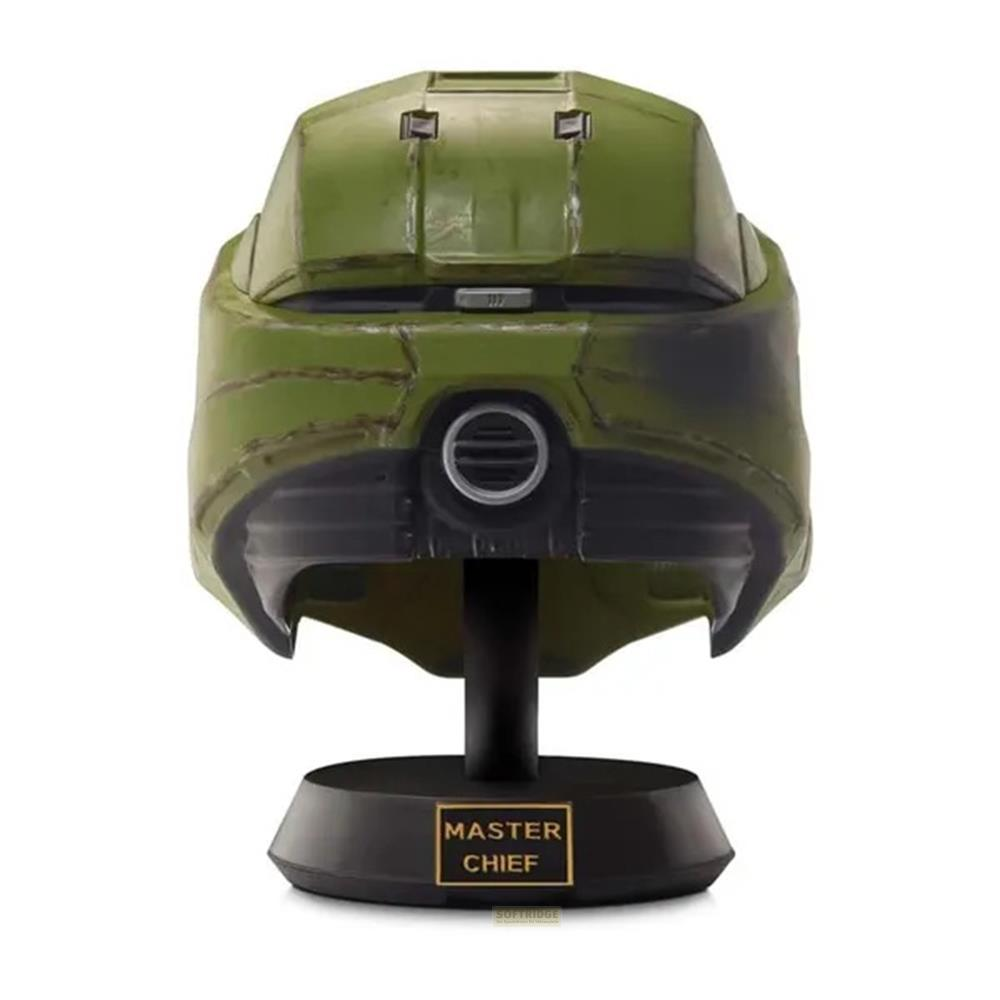 Grüner Master Chief Helm auf einem schwarzen Ständer mit dem Namen.